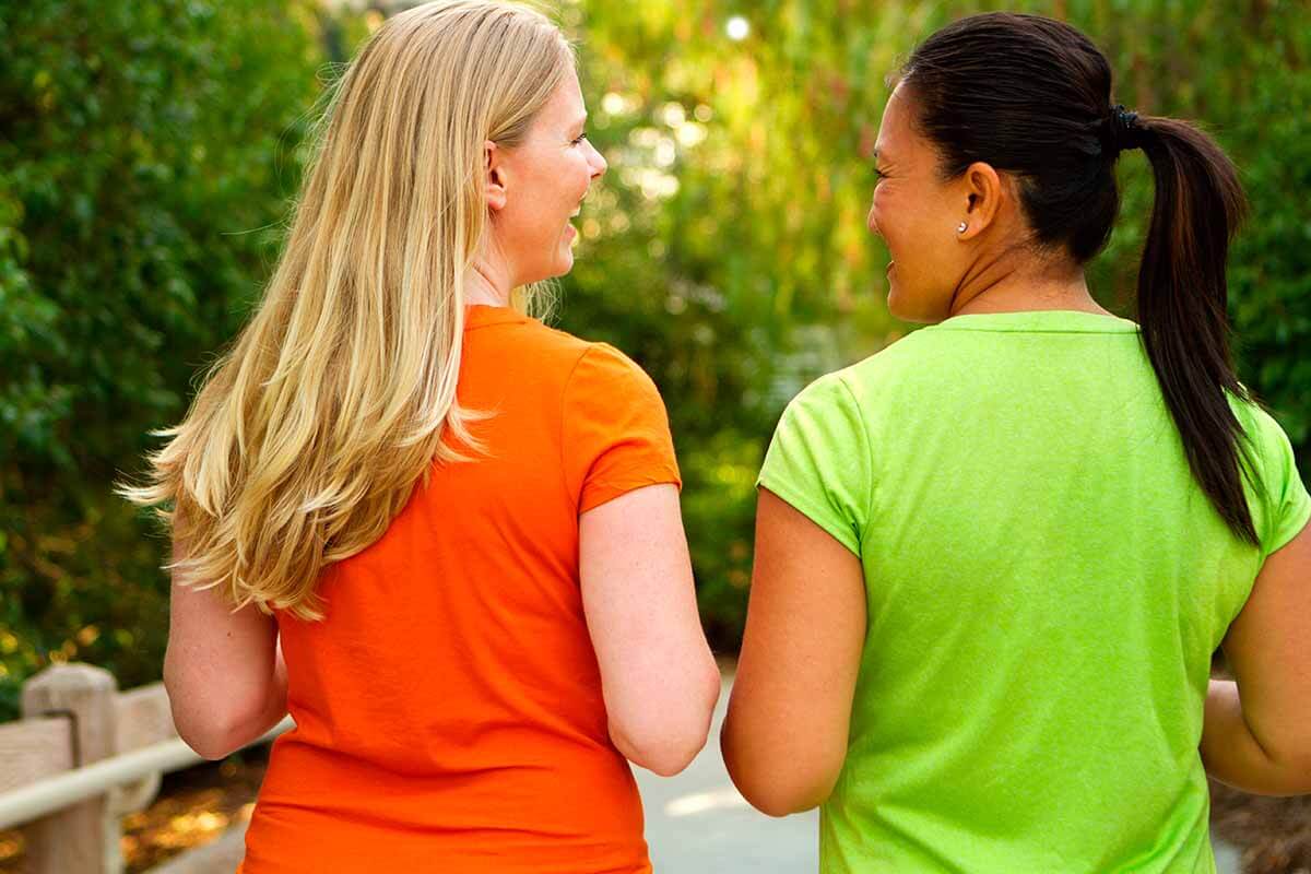 Zwei joggende Frauen von hinten. Regelmäßige Bewegung beugt Herz-Kreislauf-Erkrankungen vor. Frauen profitieren davon sogar mehr als Männer.