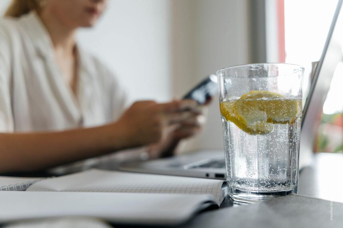 Ein Glas Sprudelwasser steht auf einem Tisch